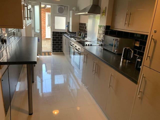Serviced Accommodations Luton  Buitenkant foto